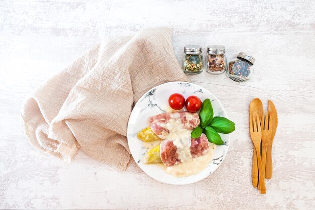 Kolacja domowa z talerzem i świeżymi składnikami